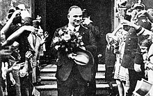 Hermann Köhl nach dem Festakt am 25.08.1928 vor dem Neu-Ulmer Rathaus / Hermann-Köhl-Museum, Fotograf unbekannt