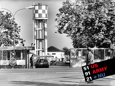 Schwarz-Weiß-Bild von der Toreinfahrt in die damalige US-Kaserne in Neu-Ulm