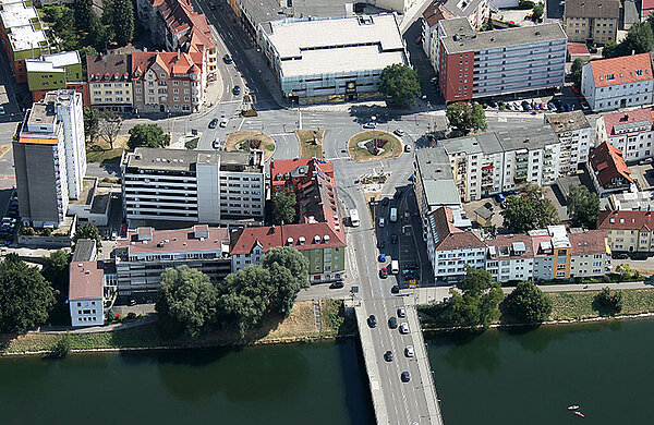 Luftbild vom Neu-Ulmer Augsburger-Tor-Platz mit Brückenstraße