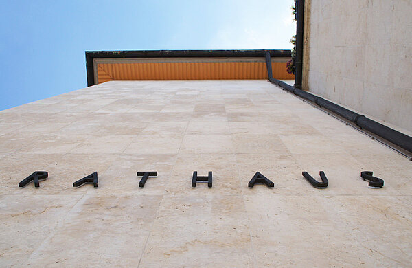 Schriftzug RATHAUS an der Rathaus-Fassade