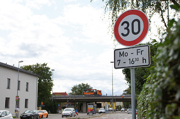 Ein Tempo-30-Schild an der Schützenstraße in Neu-Ulm auf Höhe der Weststadtschule
