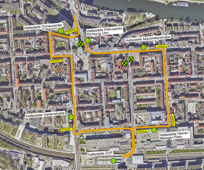 Luftbild von der Neu-Ulmer Innenstadt mit den durchgestrichenen Haltestellen Rathaus sowie Petrusplatz Richtung ZUP und der Umleitungsstrecke der Busse