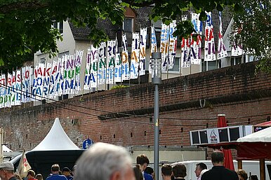 Bunte Donaufest-Fahnen auf der Ulmer Stadtmauer