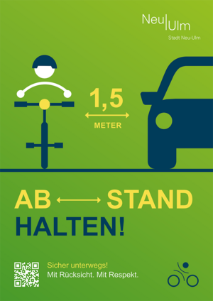 Plakat "1,5 Meter Abstand halten" mit Grafik: ein Autos überholt einen Radfahrer