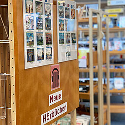 Medienregal mit der Beschriftung "Neue Hörbücher"