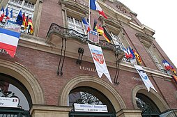 Rathaus von Bois-Colombes mit Flaggen
