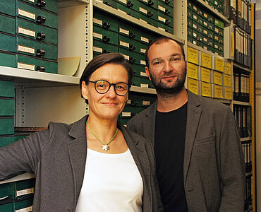 Dr. Larissa Ramscheid und Peter Liptau vor Archivalien im Neu-Ulmer Stadtarchiv