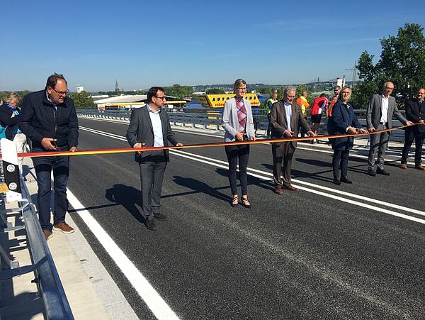 Eni Band wird zur feierlichen Freigabe der Brücke zerschnitten.