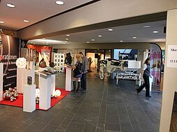Ausstellungsstücke und -besucher in der großen Garderobe des Edwin-Scharff-Hauses