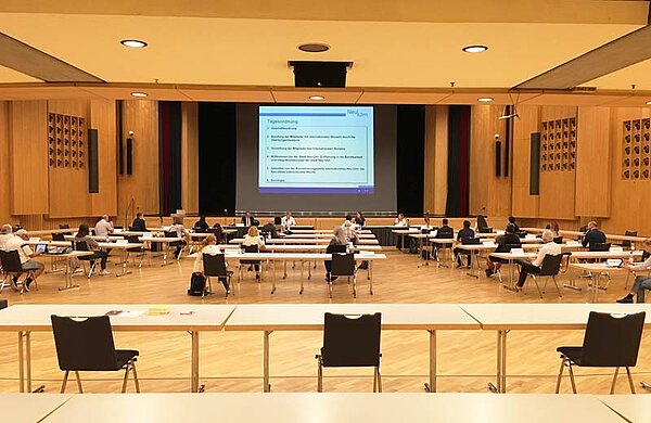 Sitzung des Internationalen Beirats im Großen Saal des Edwins-Scharff-Hauses