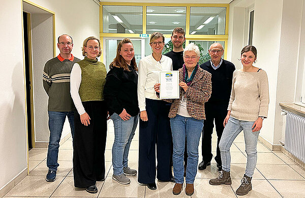 Gruppenfoto mit Oberbürgermeisterin Katrin Albsteiger und Mitgliedern der Fairtrade-Steuerungsgruppe