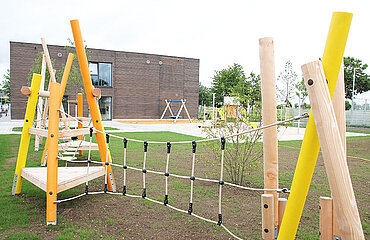 Kita-Außenbereich mit Garten und Spiel- und Klettergeräten