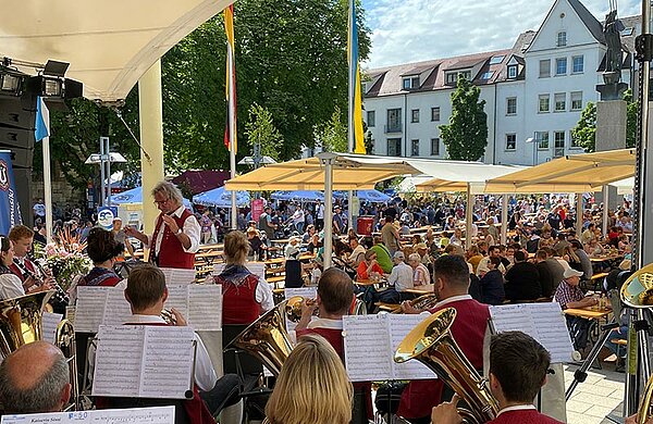 Die Stadtkapelle spielt beim Stadtfest auf dem Rathausplatz.