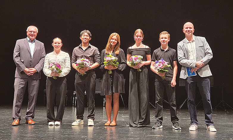 Gruppenfoto mit den Preisträgerinnen und Preisträgern