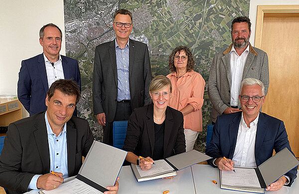 Vertragsunterzeichnung mit den Ansprechpersonen der Stadtwerke Ulm/Neu-Ulm