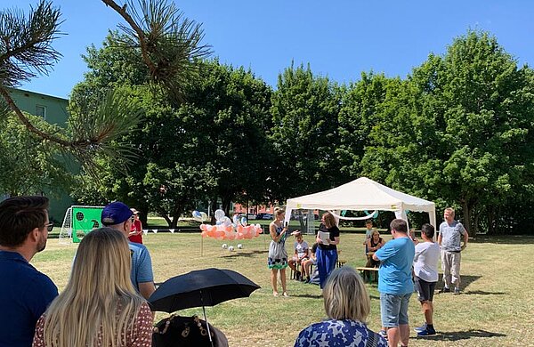 Besucher bei der offiziellen Einweihung des Bolzplatzes mit Oberbürgermeisterin Katrin Albsteiger