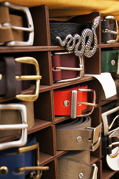 Gürtel in verschiedenen Farben und mit unterschiedlichen Gürtelschnallen