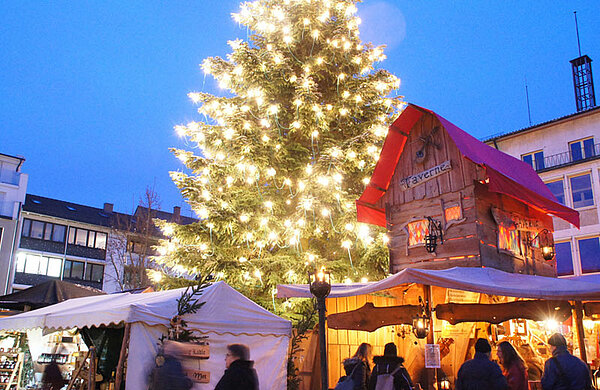 Marktstände und Weihnachtsbaum