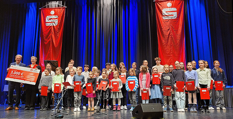 Gruppenfoto: Die jungen Preisträgerinnen und Preisträger von „Jugend musiziert“ auf der Bühne