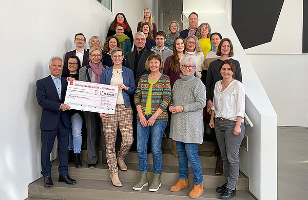 Foto von der symbolischen Scheckübergabe des Stiftungsvorstandes an die Vertreter der geförderten Vereine und Einrichtungen
