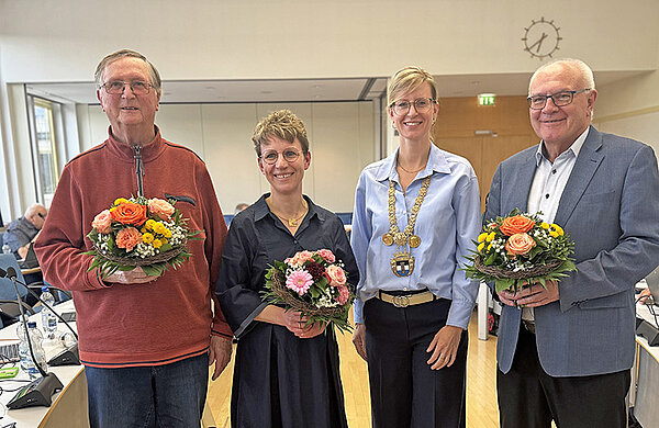 Gruppenfoto mit Oberbürgermeisterin Katrin Albsteiger und ihren Stellvertretern