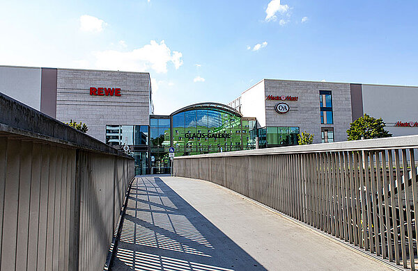 Blick von der Fußgängerbrücke über die Bahngleise zum Einkaufszentrum Glacis-Galerie