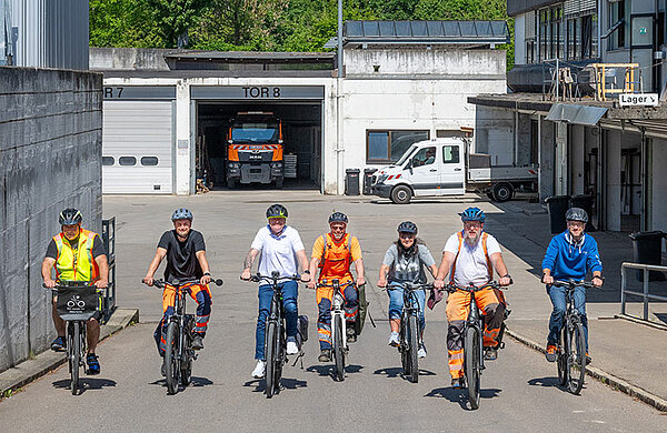 Mitarbeitende des Baubetriebshofes fahren nebeneinander mit dem Rad