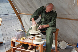 Ein Töpfer formt ein Gefäß aus Ton.