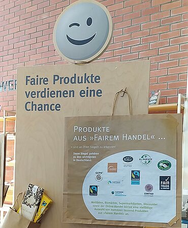 Ein Papp-Aufsteller in Form einer Figur mit der Aufschrift: Faire Produkte verdienen eine Chance