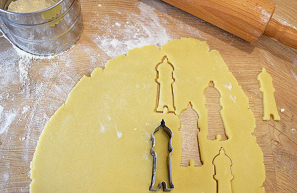 Plätzchenteig mit ausgestochenen Wassertürmchen und Ausstechform