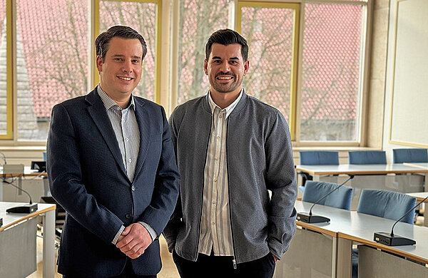 Andreas Maier und Ralf Mager stehen im Sitzungssaal des Rathauses