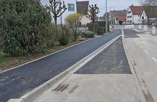 Ortseinfahrt von Reutti mit abgesperrtem Baustellenbereich