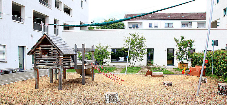 Außenbereich der Kita mit Spielplatz