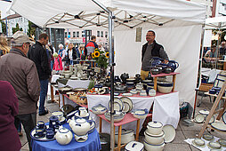 Marktstand mit Töpfer- und Keramikwaren