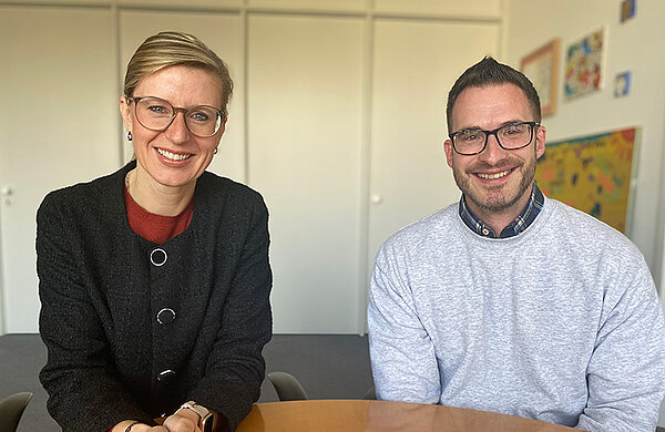 Oberbürgermeisterin Katrin Albsteiger und der neue Personalratsvorsitzende