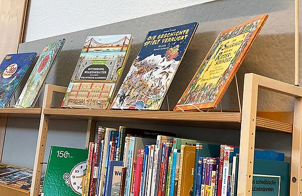 Bücherregal
