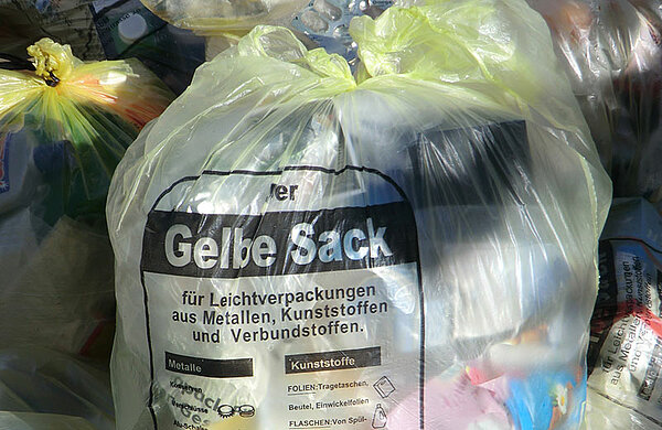 Gelbe Säcke mit Verpackungsmüll