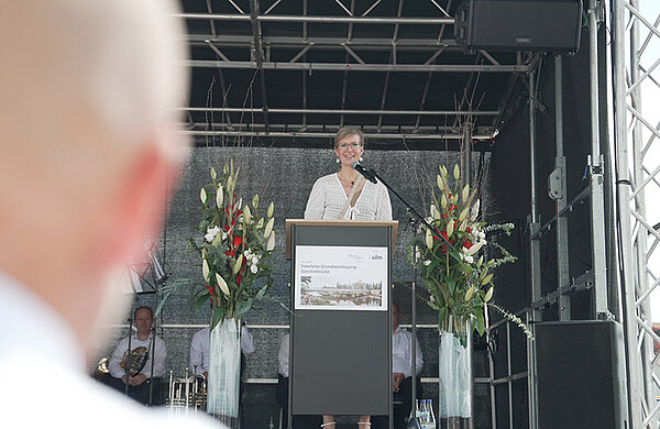 Oberbürgermeisterin Katrin Albsteiger spricht in ein Mikrofon.