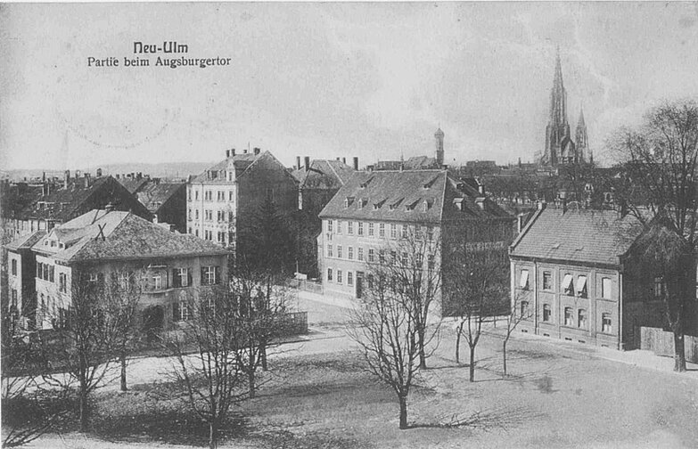 Schwarz-weiß-Fotografie von einer Postkarte vom Augsburger-Tor-Platz in Neu-Ulm Anfang des 20. Jahrhunderts, im Hintergrund das Ulmer Münster