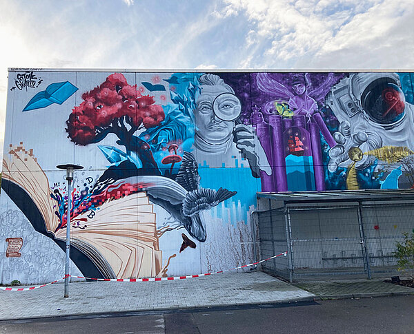 Das Graffiti-Kunstwerk an der Fassade der Stadtbücherei