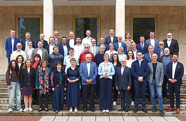 Gruppenfoto mit allen Stadtratsmitgliedern vor dem Neu-Ulmer Rathaus