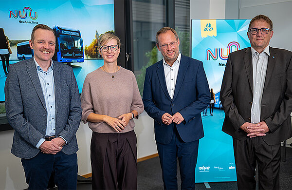Der Ulmer Oberbürgermeister, die Neu-Ulmer Oberbürgermeisterin und die beiden Geschäftsführer von SWU Verkehr und DING