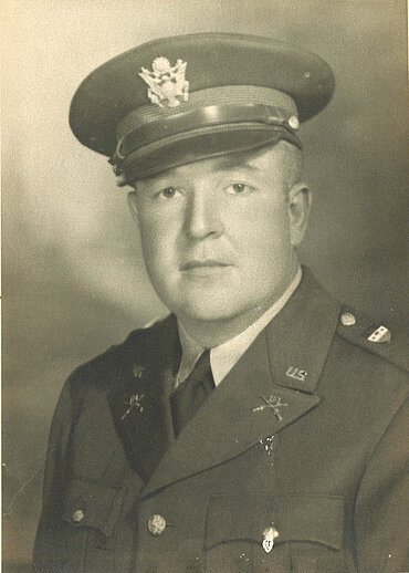 Schwarz-Weiß-Portrait von Captain Robert C. Wiley in Militäruniform