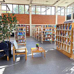 Großer heller Raum in der Stadtbücherei mit Medienregalen