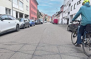 Ein Radfahrer fährt über den in die Fahrbahn eingebauten Sensor in der Kasernstraße.