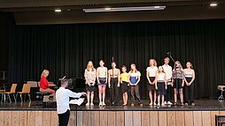 Jugendlicher Chor singt zu Klavierbegleitung