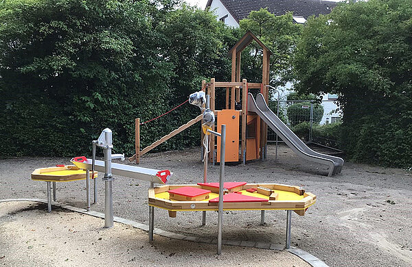 Spielplatz mit Wasserspielanlage und Kletterturm
