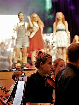 Fotos auf und hinter der Bühne vom Jubiläumsmusical der Musikschule im großen Saal des Edwin-Scharff-Hauses