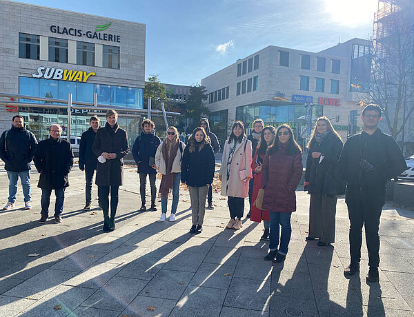 Gruppenfoto der Studierenden mit Oberbürgermeisterin Katrin Albsteiger sowie Fachleuten der Stadtverwaltung auf dem Heiner-Metzger-Platz in Neu-Ulm