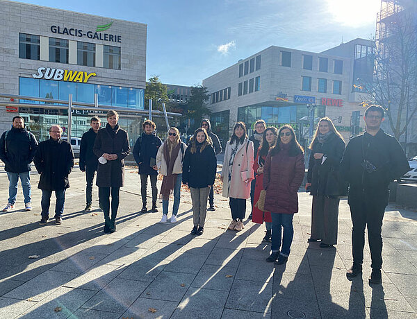 Gruppenfoto der Studierenden mit Oberbürgermeisterin Katrin Albsteiger sowie Fachleuten der Stadtverwaltung auf dem Heiner-Metzger-Platz in Neu-Ulm